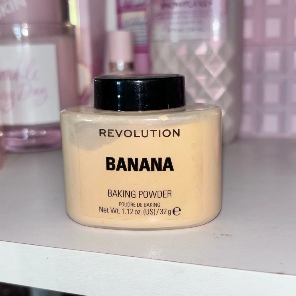 💝NEW Makeup Revolution Banana Baking Powder💝